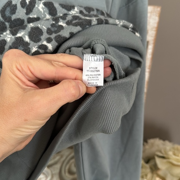 ZENANA | Leopard Sweater Hoodie Women’s Medium - Picture 7 of 10